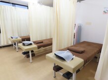 イーグル整骨院 仙台東口店の雰囲気（各床カーテンあり、防犯カメラ完備の環境で施術を受けられます。）