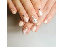 MoreGirlの雰囲気（スキンベージュで指先を美しく見せる、上品なオフィスネイル）