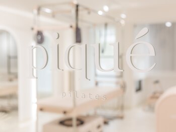 ピケピラティス 高田馬場店(pique pilates)/ピンクとホワイトの店内