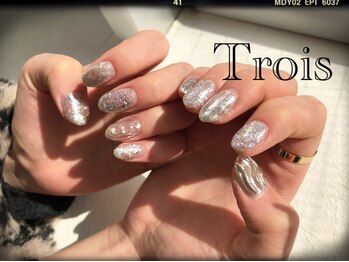 トロワ(Trois)/うねうねネイル ラメネイル