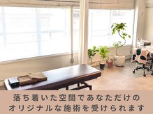 ソルア鍼灸整骨院 アンド ネイル(solua鍼灸整骨院)の雰囲気（陽の光も十分に入る中で施術をお受けいただけます。）