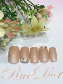 上品にベージュ＆キラキラ