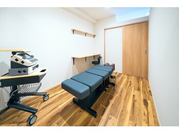 かんとま整骨院 中区鶴舞院/機材が充実した施術室