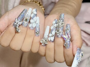 サロン ティアラ ツキジ(salon tiala tsukiji)の写真/特別な日や大切な日のネイルはお任せ下さい★高級感溢れる大人上品パーツ100種類以上あり!