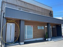 ミスター(Mr.)の雰囲気（一番左側の扉です。開けていただき階段をお上がりください！）
