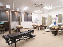 寺尾台名倉堂鍼灸接骨院の雰囲気（明るい空間で施術ベッドは使用後100％消毒を行っております。）