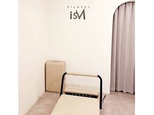 ピラティス イズム 秋葉原店(Pilates isM)の雰囲気(マシンピラティスで姿勢改善)