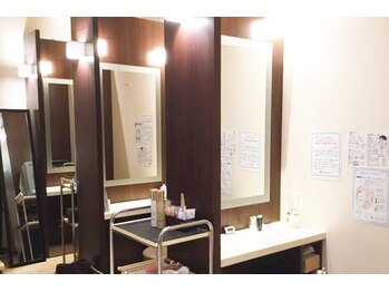 ジェイエステティック 古川店/お帰り前は充実のメイクブースへ