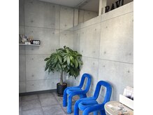 映えたくなる青い椅子！