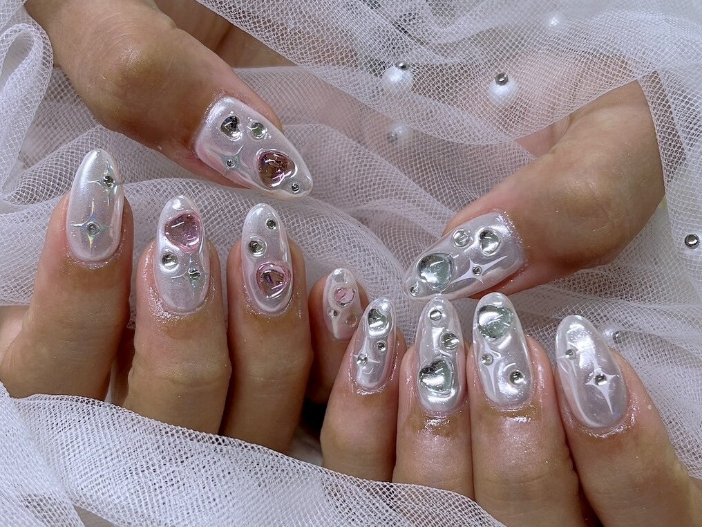 2025年-2026年冬トレンド】シルバー ハートのネイルデザイン集｜人気順