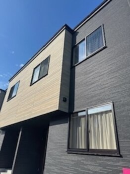 ノテ(note)/建物は黒と木目の外観です。