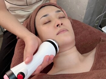 サロンドココ(Salon de COCO)の写真/【韓国で話題の最新小顔術】リフトアップ/脂肪分解/たるみケアを叶える最強マシン“オンダリフト”