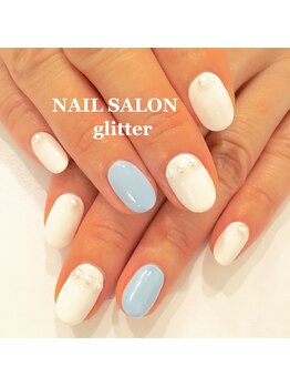 ネイルサロン グリッター(NAIL SALON glitter)/ホワイト×ブルーネイル