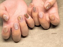 シルニー リム(Silny rim)/アシンメトリーニュアンスネイル