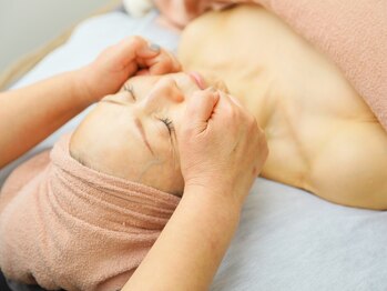 ティダ リラックス ビューティー ルーム(Tida Relax Beauty Room)の写真/本格コルギで憧れの小顔美人に♪お顔の歪みを整え、気になるシワ改善はもちろん！ハリツヤUPも叶えます◎