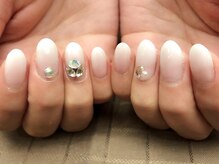 プラハネイル(+HER 美甲)/ホワイトグラデ×Vカット