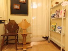 中村橋整体院の雰囲気(明るく院内と温もりを感じる木製テーブル)