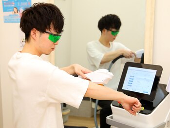 セルフメイド 日進香久山店(SELFMADE)/自分で脱毛機を当ててもらいます