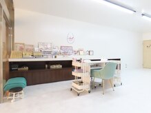 白基調の店内です