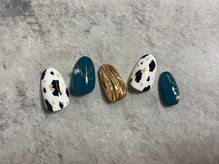 ジュリネイル(JULIE NAIL)/牛柄×金箔
