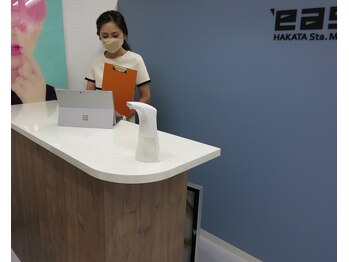 イーズ 博多駅前(ease)/受付でお待ちしています♪