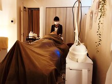 アップ(UP)の雰囲気（男性のお客様多数。トップ薄くなる前に予防、頭皮のお悩み特化。）