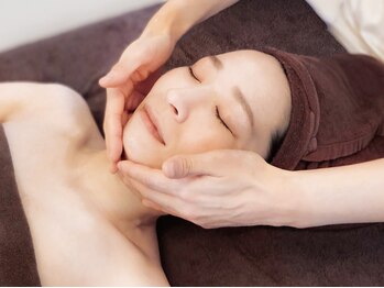 フェミニンエステティック 大阪福島店の写真/【二重あご・頬肉・フェイスラインに】脂肪分解小顔フェイシャル 90分◇9,900円