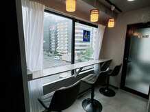KOTORA NAIL 錦糸町｜韓国ネイル・マグネット・長さだしの雰囲気（街並みを眺めながら過ごせる待合スペース）