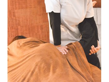 シェノンモコ(CHAiNON moko)/自分では出来ないストレッチ!