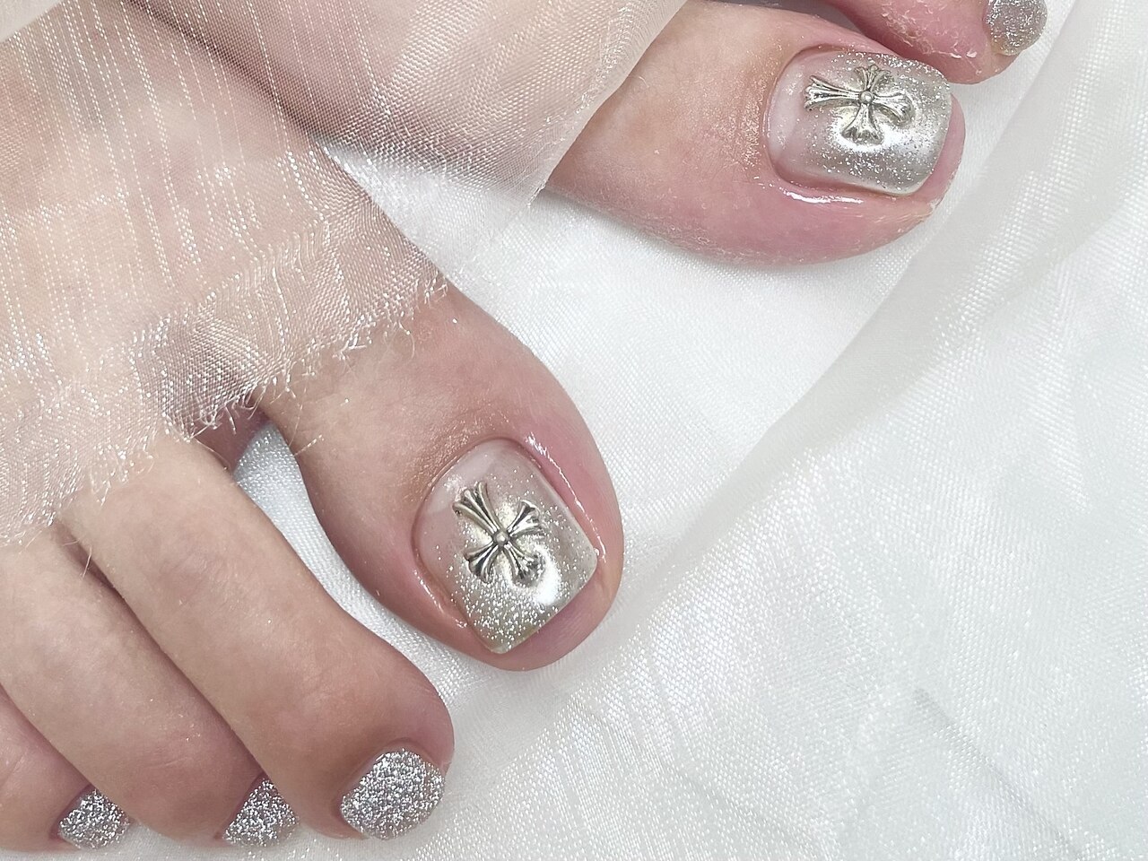 2025年秋トレンド】クロムネイル フットのネイルデザイン集