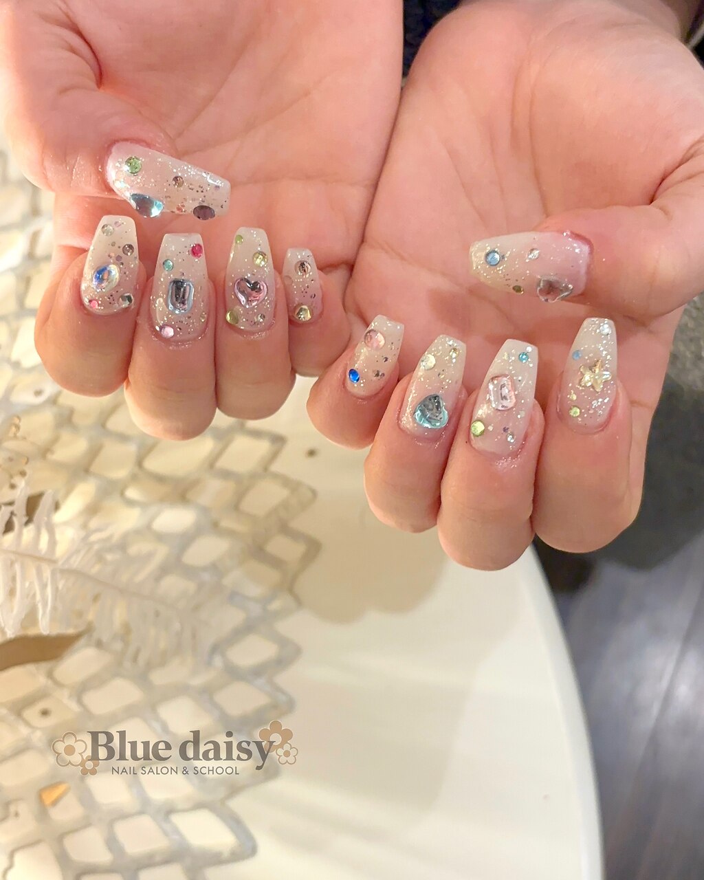 2025年-2026年冬トレンド】カラフルストーンのネイルデザイン集｜人気