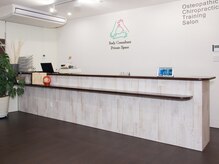 カラコン整体院/受付・待合風景