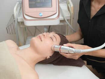 ゴールデンケア(goldencare)の写真/【二重あご/むくみ解消】"最先端Vリフト"でたるみ/小じわ/ほうれい線も◎ダウンタイム無で叶える"韓国小顔"