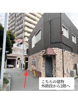 ジュエリーアイズ(JewelryEyes)/6)右の茶色い2階建ての建物の2階
