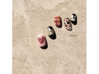 シルニー リム(Silny rim)/アシンメトリーニュアンスネイル