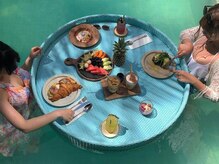 アジアンリラクゼーション ヴィラ 福岡東店(asian relaxation villa)/プールの中で朝食　バリ島ホテル