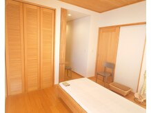 木に囲まれた落ち着いた雰囲気。日によりお茶の香りも♪