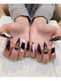 モノトーンとゴールドネイル