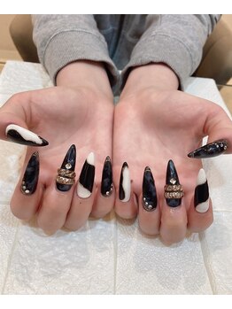 エスフィーネイルサロン ブリーユ(Esfy nailsalon Brille)/モノトーンとゴールドネイル