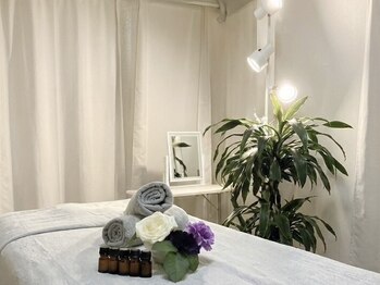 BLOOM AURA 月【アロマリンパマッサージ/ヘッドスパ/カッピング/肩こり/腰痛】の写真/【歴12年/完全個室】東洋の知恵×五感に響くアロマ。熟練の手技で心身を整える究極の癒し時間を。