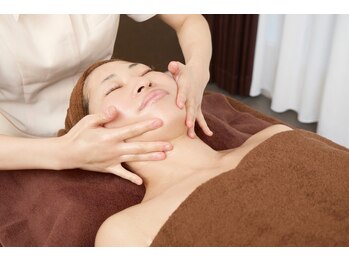 デフィー フチュール和泉店/小顔フェイシャルケア