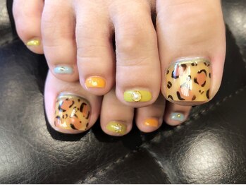 プラハネイル(+HER 美甲)/ヒョウ柄×メタリック
