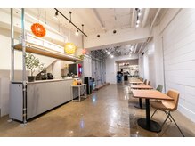 プラスワン 秋葉原店(Plus One)の雰囲気（【コワーキングスペース】レッスン前後で食事や休憩ができます。）