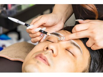 眉毛の匠/大人の落ち着きと凛々しさを纏う