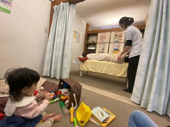 子育てママの整体サロン/施術中のお子様の様子