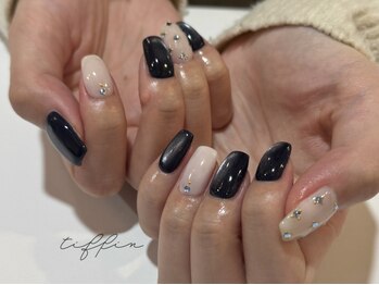 ネイルサロン ティフィン(tiffin)の写真/《オフ＆ケア込》繊細な手描きArt、絶妙なストーン配置も自由自在♪シンプルで上品なより美しい指先へ＊