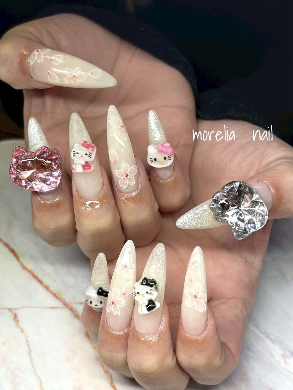 2025年-2026年冬トレンド】ホワイト ハンド スーパーロングのネイル