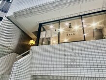 ビス 新宿本店(BISS)の雰囲気（ネクタイのロゴが目印！階段を上がってすぐです！）