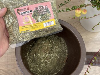 リル ビューティー ラボ(LILU BEAUTY LAB)の写真/座っているだけで体の芯からじんわり温まり驚くほどの滝汗！《黄土漢方よもぎ蒸し》で内側から巡るカラダへ
