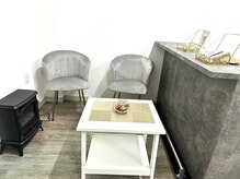 サーリチェ(salice)の雰囲気（広々とした落ち着いた色合いの店内）